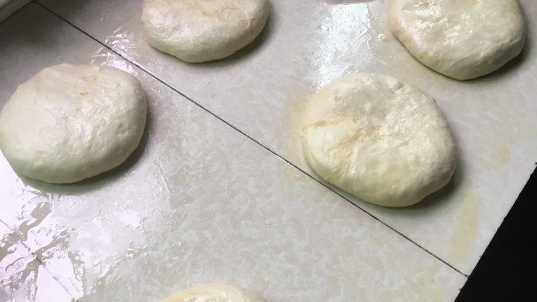 油酥火烧,包好后再放入锅里煎,不要放太多油哦,悄悄煎一下两面金黄就可以了