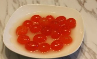 【蛋黄酥】,【蛋黄酥做法】: 把油皮材料揉成面团,用保鲜膜包好松弛20分钟,把油酥的材料揉成面团