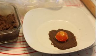 【蛋黄酥】,取一个油皮小面团用手按扁,放入一个油酥小面团,收口收紧,把每一个包好面团封口朝下,用保鲜膜覆盖,松弛15分钟
