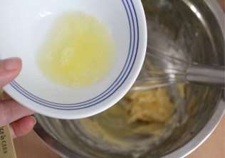 哄小朋友的最佳萌物——小鸡饼干,一点一点加入蛋清,混合均匀。