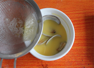 鲜香嫩滑蒸蛋的秘密——蛤蜊蒸蛋 ,然后用筛子过滤蛋液,把蛋液过滤在装蛤蜊的容器里。