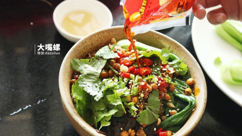 特制酸辣红薯粉丨大嘴螺,淋上好欢螺红油。这一步可是重中之重!柳州的味道主要就靠好欢螺的红油来突显,在一碗酸辣红薯粉中,就能让你游走在重庆与柳州之间