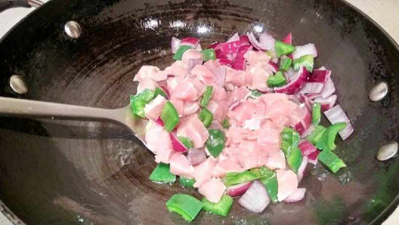咖喱鸡块饭,加入鸡脯肉翻炒,翻炒至变色