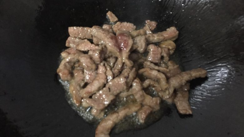 茄汁牛柳烩面+#面条变身计划#,热锅冷油,油烧至七成热滑入牛柳炒至变色盛起。