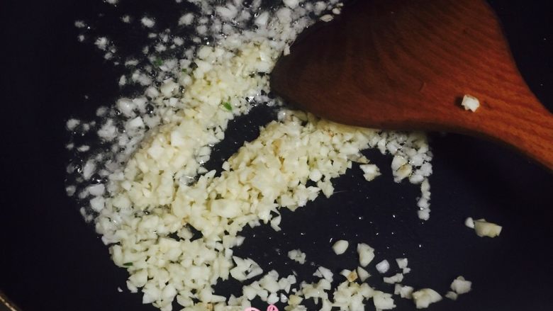 剁椒蒸肉饼,锅内入油,炒香蒜末