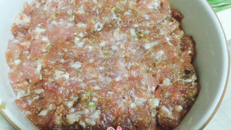 剁椒蒸肉饼,腌制好的肉馅放入碗底,压平