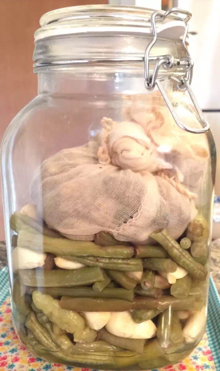 自制酸豆角,所有放进后最好找块石头洗干净抹干压在豆角上面，(我因找不到用麻袋装了些埔花盆上面的小石头，😸 只要有些重量就行)，然后封盖腌8－10天即可做肉末酸豆角咯！👏