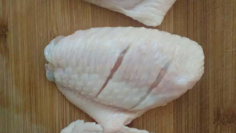 不用炸鸡粉的炸鸡翅,鸡翅正反两面都切两道（注意是斜着切）