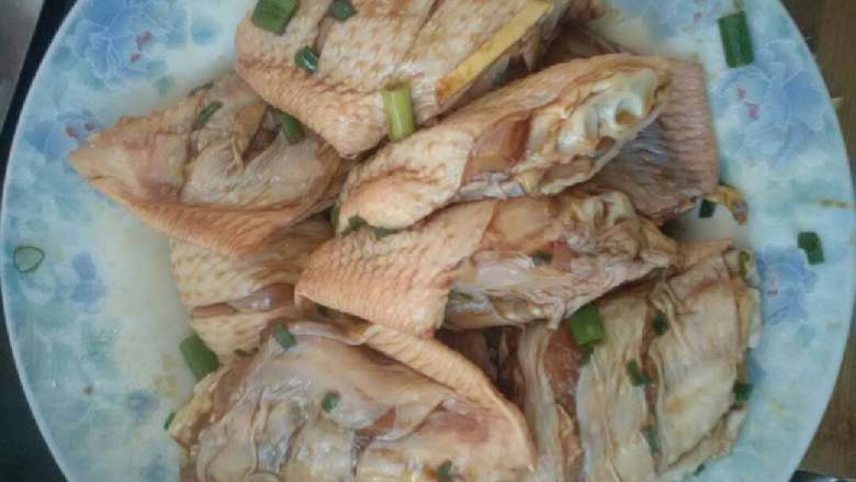 不用炸鸡粉的炸鸡翅,将鸡翅放碗里，放入切好的姜片，葱末，盐，黄酒，老抽，生抽，胡椒粉。用手弄均匀，腌制15分钟