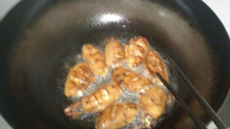 不用炸鸡粉的炸鸡翅,煎至两面金黄，再倒入油，能没过鸡翅就行，不断翻面