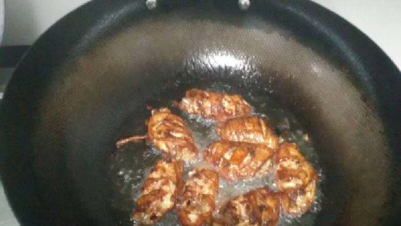 不用炸鸡粉的炸鸡翅,炸到深棕色就差不多了，不确定的话可以夹一个看看骨头与肉相连的地方还有没有血丝