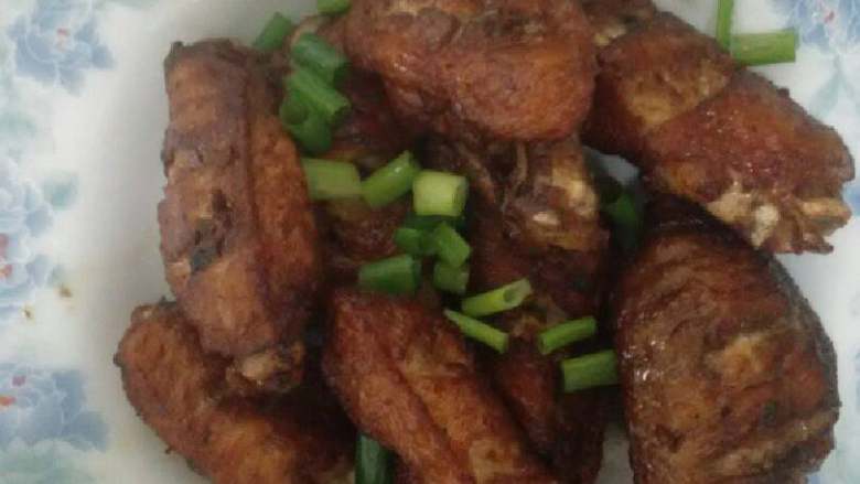 不用炸鸡粉的炸鸡翅,炸好装盘，撒上切好的葱花，完成