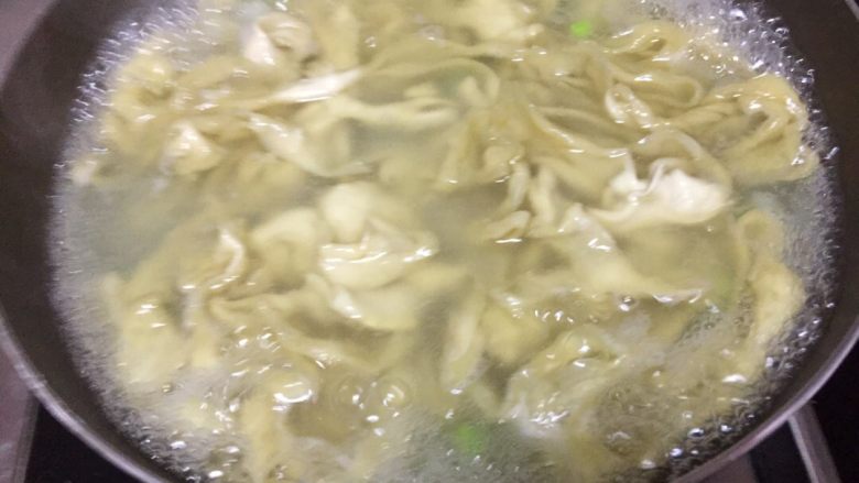 红烧排骨卤杂面#面条变身计划#,水开放入杂面(翻开以后点2次水,小半碗一次,为了让面熟透哦😯)煮熟以后捞出来冷水均匀冲面为了把面的多余面粉中干净吃起来不会黏糊糊的我口感就会很劲道)