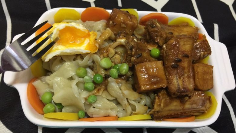 红烧排骨卤杂面#面条变身计划#,面好了,那个锅里的排骨也熬制浓稠好了,刚才煮好的红黄胡萝卜摆入盘里装好杂面,把香喷喷的红烧排骨和老汁浇在面上,放入无油煎蛋🍳撒上绿绿的豌豆粒点缀,美美哒完成✅,看着有不有食欲哇😊💃