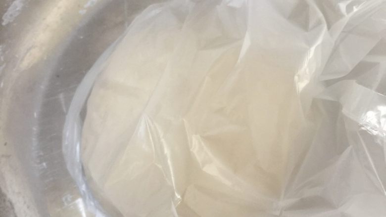葱油饼,和面,之后套上保鲜膜或保鲜袋饧20分钟左右