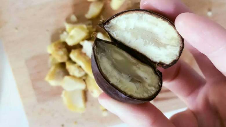 宝宝辅食:苹果栗子饼,取出煮好的栗子,放入凉白开中冷却,然后用刀切开取出栗子肉。
