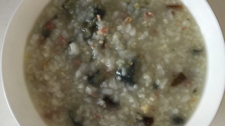 葱油饼,皮蛋瘦肉粥,儿子的早餐。不一会儿就造完了,只说吃多了、撑着了😝😝
