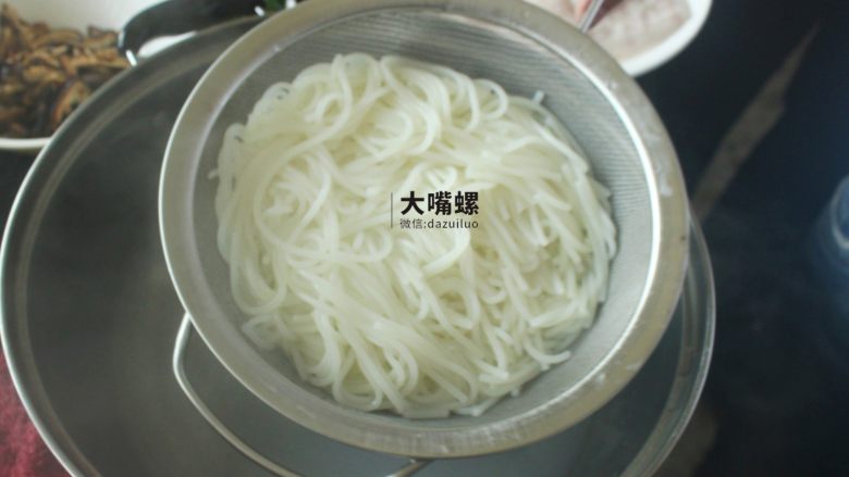 干炒好欢螺螺蛳粉丨大嘴螺,煮好后捞出米粉,用冷水过凉,再用滤网滤干米粉中的水份