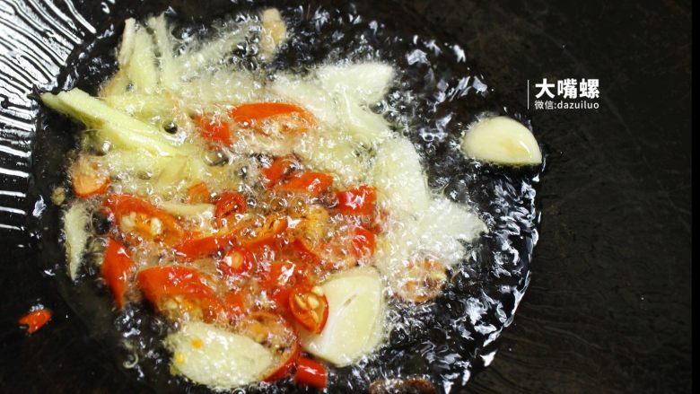 干炒好欢螺螺蛳粉丨大嘴螺,热锅下油,放入姜丝、红尖椒、<a style='color:red;display:inline-block;' href='/shicai/ 2794'>大蒜</a>,爆出香味
