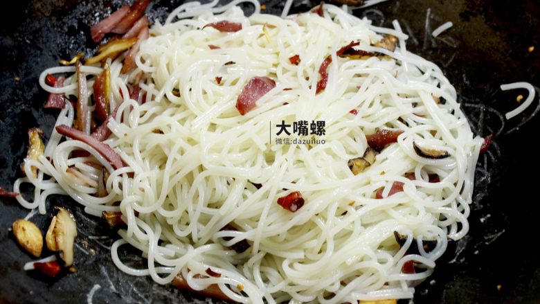 干炒好欢螺螺蛳粉丨大嘴螺,待叉烧香味四溢时,放入干米粉翻炒。油一定要足,不然易粘锅