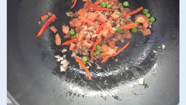 黑椒牛肉烩意大利面,用油把准备的食材翻炒。