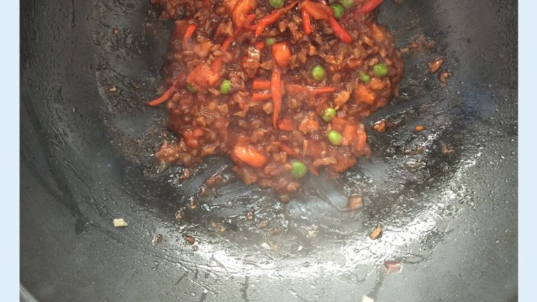 黑椒牛肉烩意大利面,然后加入<a style='color:red;display:inline-block;' href='/shicai/ 59'>番茄</a>酱和牛排酱。
