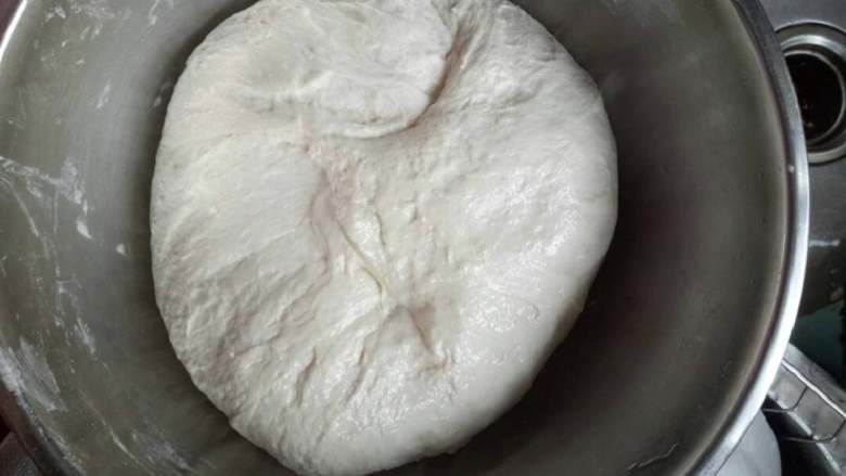 自制无添加油饼,若想节省时间,可将面盆下面放个装入热水的锅,隔热加速发酵