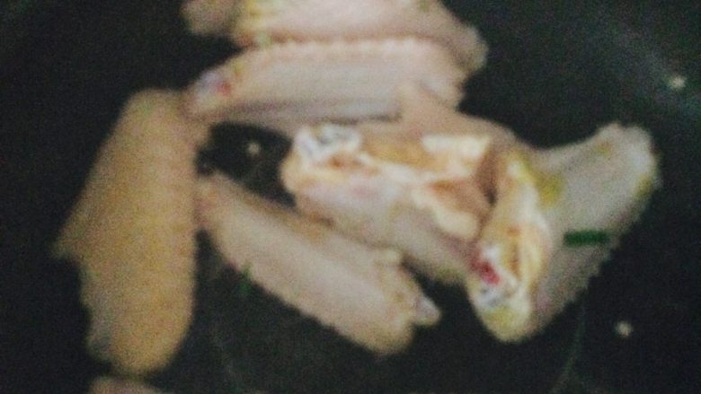 可乐鸡翅,把鸡翅洗干净放进热水中煮开