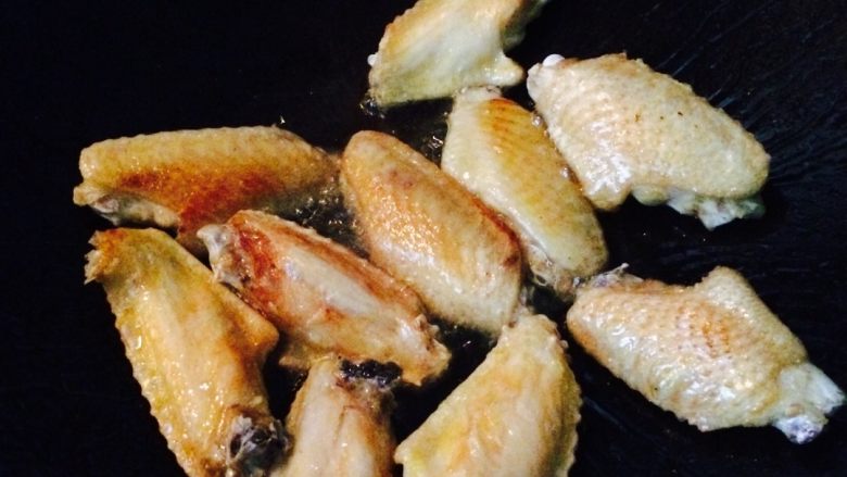 可乐鸡翅,煎黄一面，翻另一另煎，中火煎