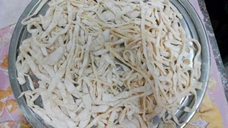 美味🍜面条#面条变身计划#,这是切条的面!大小不一!😄第一次做,还是可以吧!