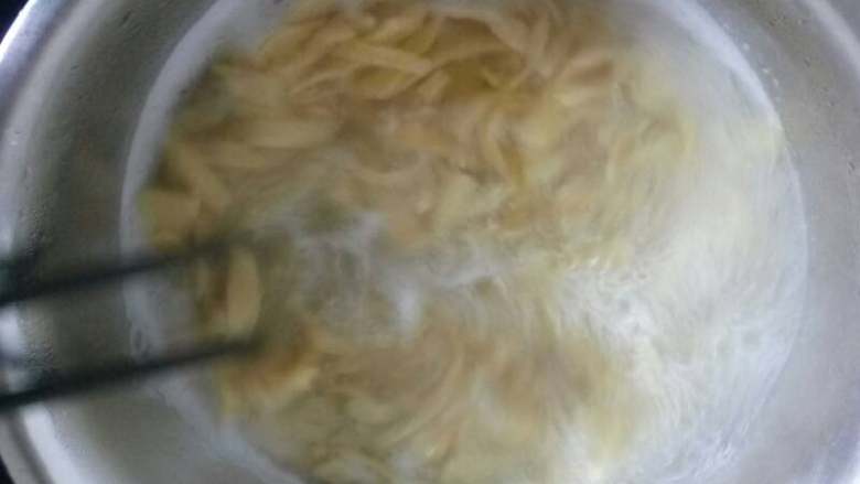 美味🍜面条#面条变身计划#,再煮一窝水,水开了把面条下放!记得加点油!同时,需要搅拌!