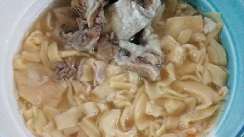 美味🍜面条#面条变身计划#,煮好的面条,上碗!浇上浓骨汤!滴上点蚝油酱!搅拌均匀!可以吃了!