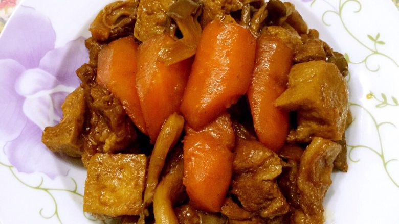 【猴子家】红烧羊肉,你可以把它装出来了。因为今天没有深口碗,我就只能用盘子。其实完全是为了拍照,我一般都是煮好不收汤,直接把锅放在电磁炉上面,慢慢炖着慢慢吃~~还可以烫点蔬菜~香菜菠菜都OK~那样才是取暖的午餐呀!