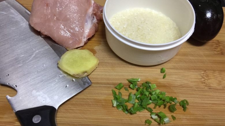 方”式.皮蛋瘦肉粥,准备好干净的食材