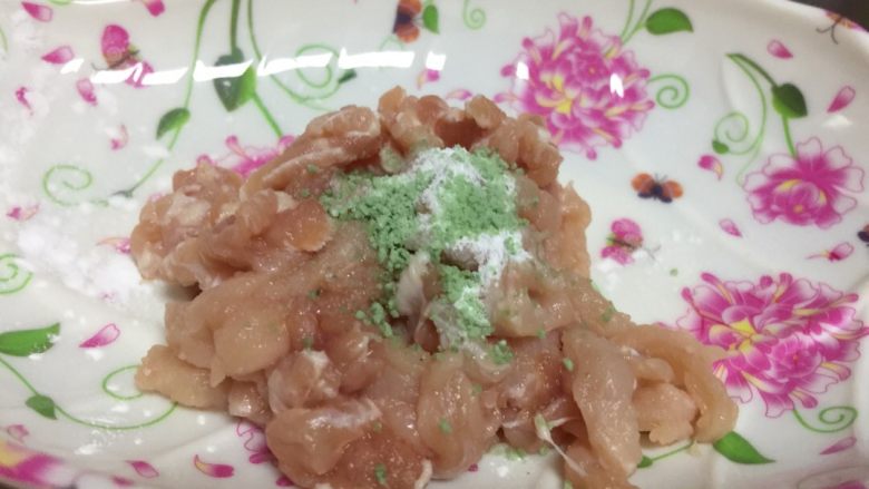方”式.皮蛋瘦肉粥,瘦羊肉切丝放入一点点盐和蔬菜鸡精抓匀腌制15分钟左右就可以