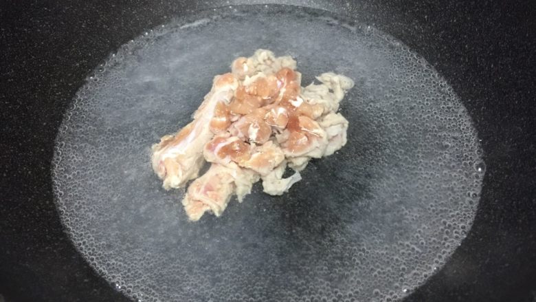 方”式.皮蛋瘦肉粥,腌制好的羊肉放入沸水里煮到肉变色(时间看肉变色程度决定)但也不要时间太长哦,时间长肉就老了不好吃😋啦。哈哈😄