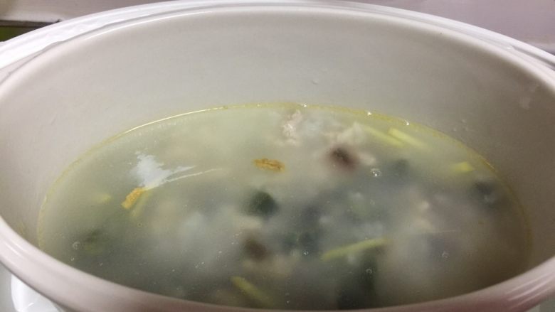 方”式.皮蛋瘦肉粥,最后放入切好的皮蛋,再继续焖煮30分钟。