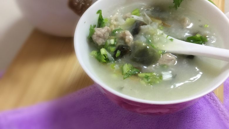 方”式.皮蛋瘦肉粥,最后盛到碗里撒上<a style='color:red;display:inline-block;' href='/shicai/ 131'>香菜</a>末和小葱末即可,美美哒一碗皮蛋瘦肉粥就可以放到嘴里啦😊💃