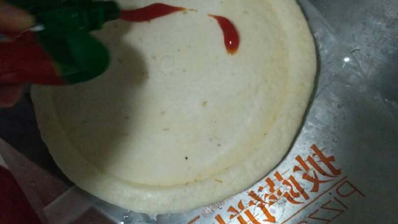 培根蔬菜披萨,<a style='color:red;display:inline-block;' href='/shicai/ 699'>番茄酱</a>入饼