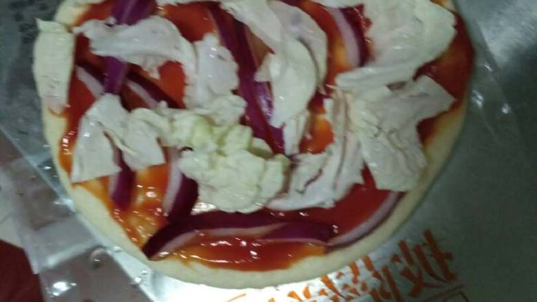 培根蔬菜披萨,撒蔬菜