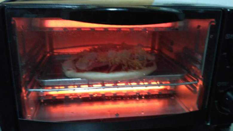 培根蔬菜披萨,入烤箱喽