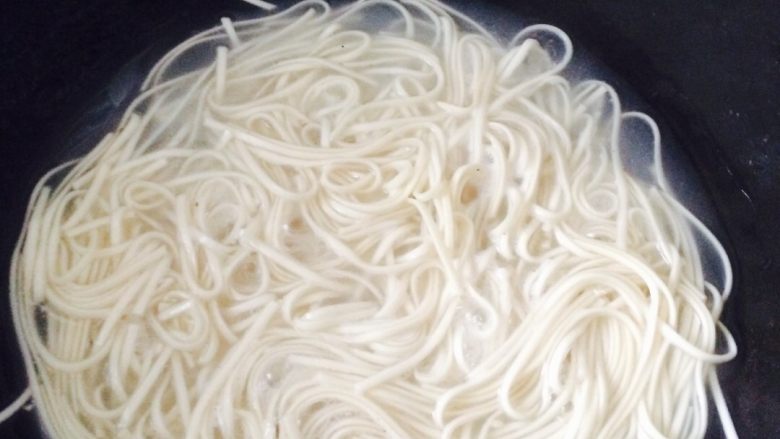 肉丝鸡蛋面#挑战鸡蛋的100种做法#,烧开后,面条变软了