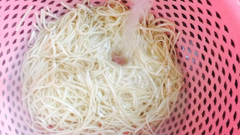 肉丝鸡蛋面#挑战鸡蛋的100种做法#,捞出,过冷水,沥干水分