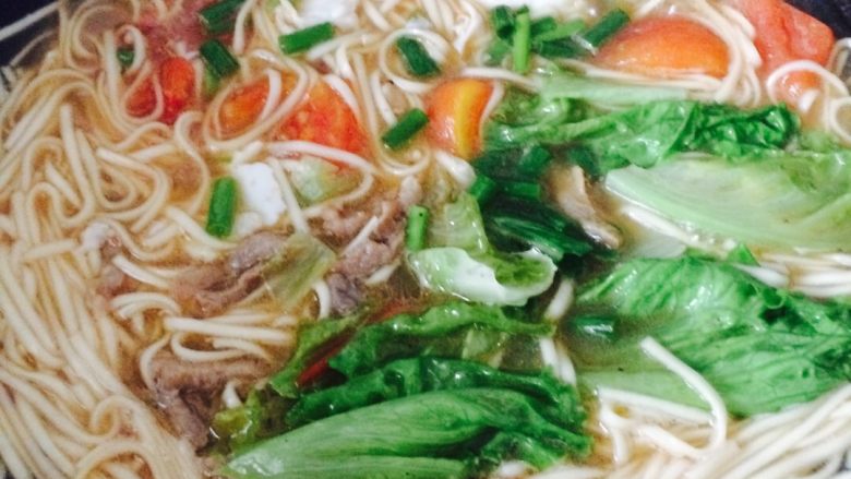 肉丝鸡蛋面#挑战鸡蛋的100种做法#,面煮开了,把葱花撒下,面煮好了
