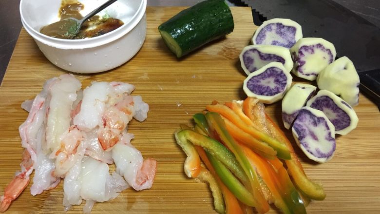 培根芝士卷大虾🍤,准备好食材,大虾去掉背部黑线切开.<a style='color:red;display:inline-block;' href='/shicai/ 54'>黄瓜</a>.柿子椒切丝备用