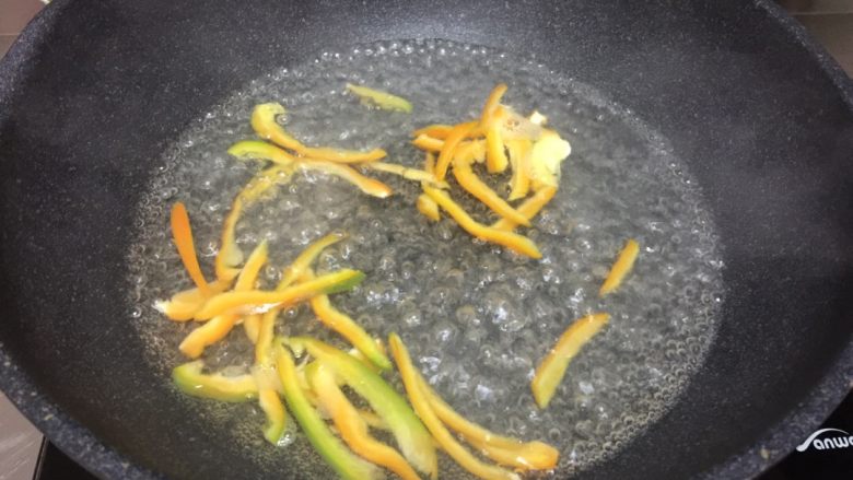 培根芝士卷大虾🍤,开水烫一下柿子椒,生的有可能会苦,所以烫了一下会好吃