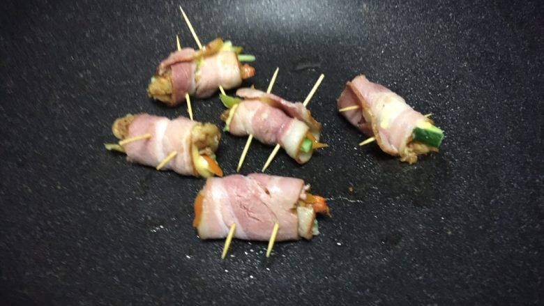 培根芝士卷大虾🍤,热锅凉油(少许油)培根卷放里煎至黄金色关火装盘