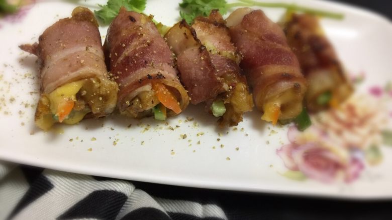 培根芝士卷大虾🍤,装盘撒上黑胡椒碎香菜点缀亮点绿色,看着有木有食欲,哈哈😄