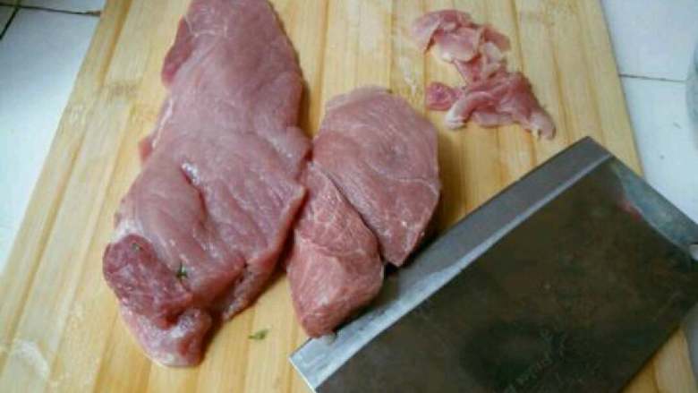 水煮肉片,将买回来的<a style='color:red;display:inline-block;' href='/shicai/ 4430'>里脊肉</a>洗干净，切的薄一点。