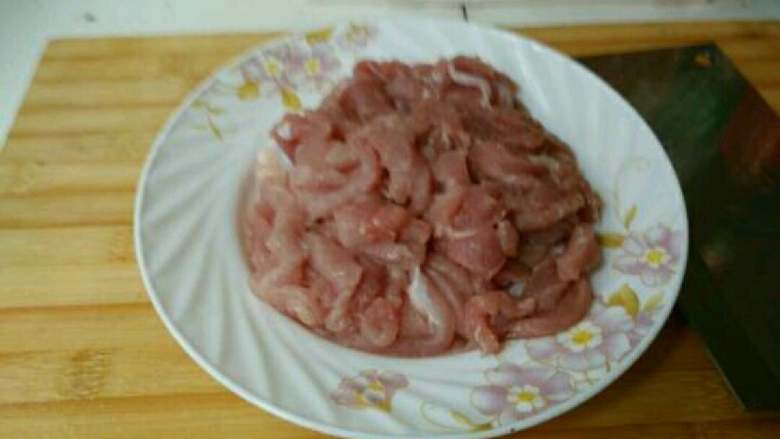 水煮肉片,切好了放盘子里备用。